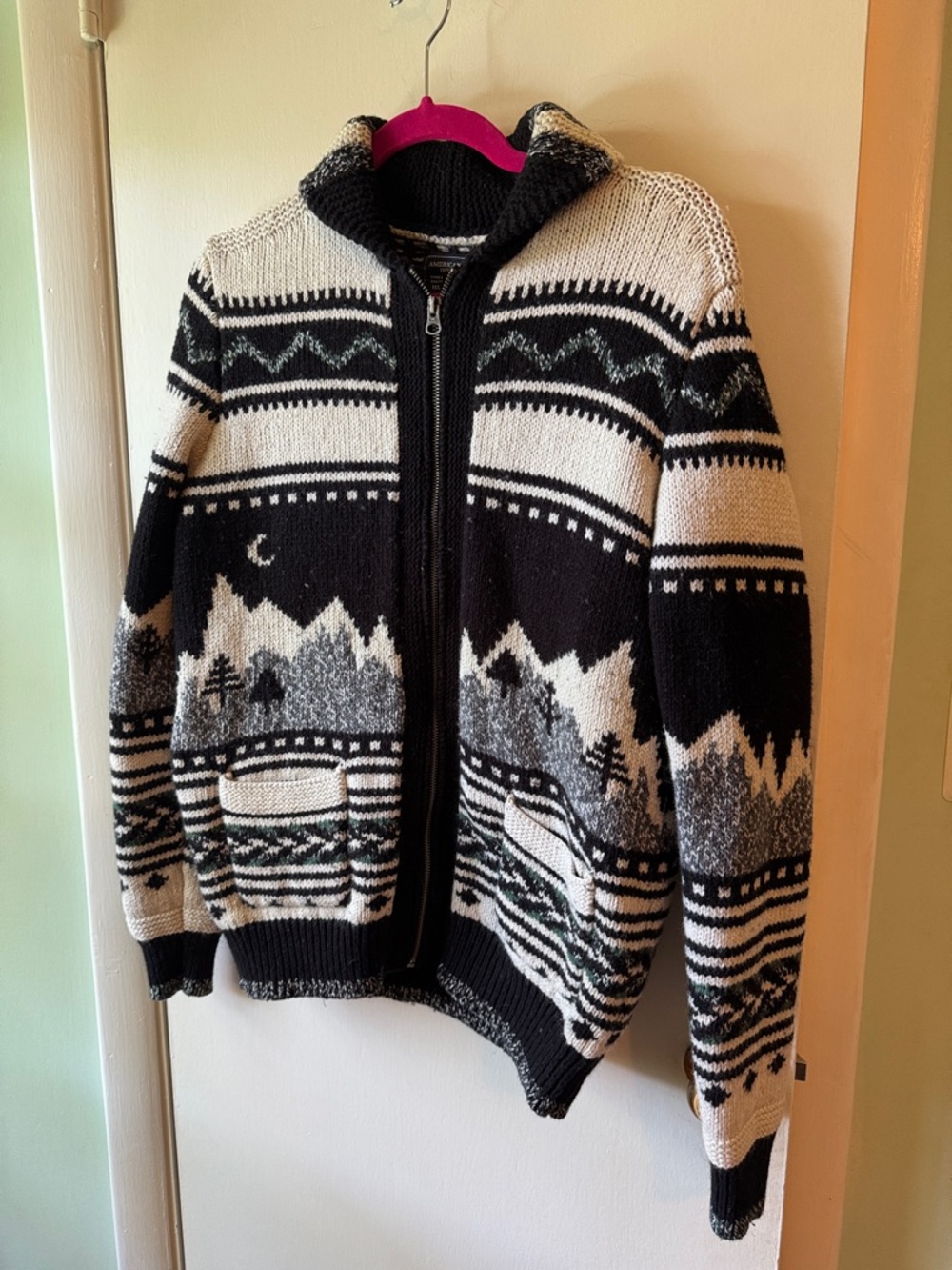 American Eagle Men’s Black & White Hooded Zip Sweater with Scenic Pattern